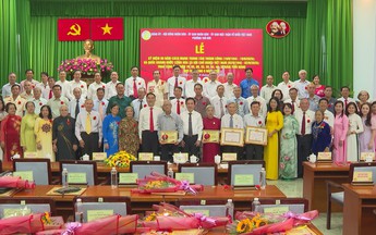 TP.HCM trao Huy hiệu Đảng kỷ niệm 80 năm Cách mạng Tháng Tám và Quốc khánh 2/9
