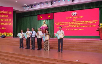 Lãnh đạo TP.HCM trao Huy hiệu Đảng tại xã Tân Nhựt dịp 2/9