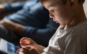 Cảnh báo rối loạn lo âu ở tuổi teen khi dùng thiết bị điện tử sớm