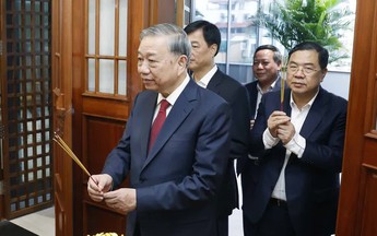 Tổng Bí thư Tô Lâm thắp hương tưởng nhớ các cố Tổng Bí thư và Đại tướng Võ Nguyên Giáp