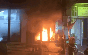 Cháy nhà ở TP. Hồ Chí Minh, cảnh sát lao vào lửa dữ cứu 4 người dân thoát nạn