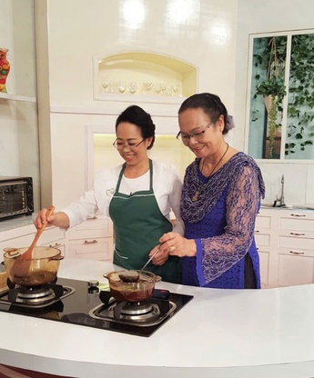 Hơi ấm yêu thương từ gian bếp của Mẹ