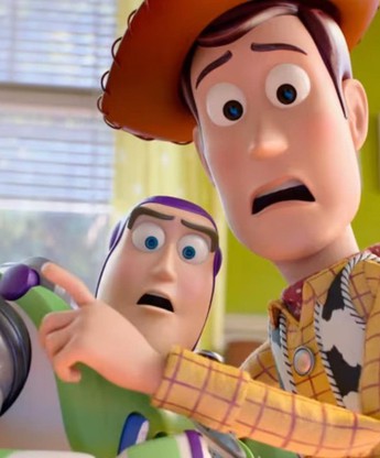 Woody và Buzz khiếp sợ trước máy tính bảng trong trailer Toy Story 5