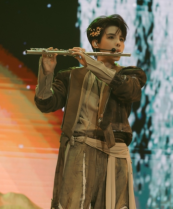 Vũ Cát Tường đưa nhạc cụ dân tộc vào Anh trai “Say hi”