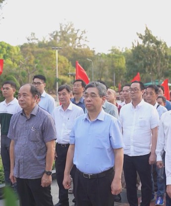 Lãnh đạo TP. Hồ Chí Minh viếng Nghĩa trang liệt sĩ tại Côn Đảo