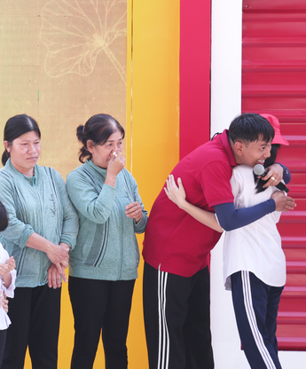 Mái ấm gia đình Việt: MC Thái Vũ bật khóc khi nghe lời hứa của cô bé với cha mẹ đã khuất