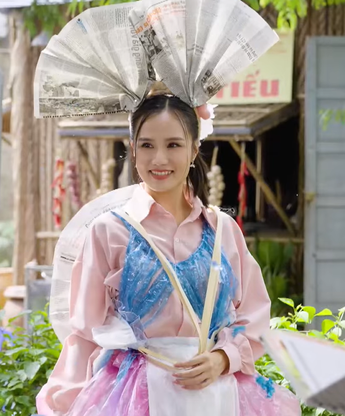 Cô My “tả tơi”, đi tới đâu rơi rớt tới đó - Lẹ không trễ tàu