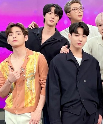 BTS mang "cơn địa chấn" trở lại Singapore sau 7 năm