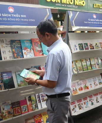 Trao tặng 2.000 cuốn sách thiếu nhi ý nghĩa