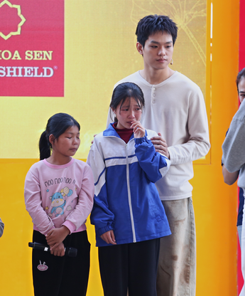 Đức Phúc tiếp sức cho cô bé mồ côi mê học tiếng Trung