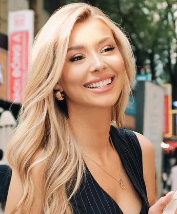 Hoa hậu người Mỹ Yolina Lindquist dạo phố, check-in bưu điện, đường sách TP. Hồ Chí Minh