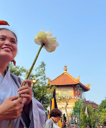 Hàng ngàn người thành kính dự lễ vía Quán Thế Âm