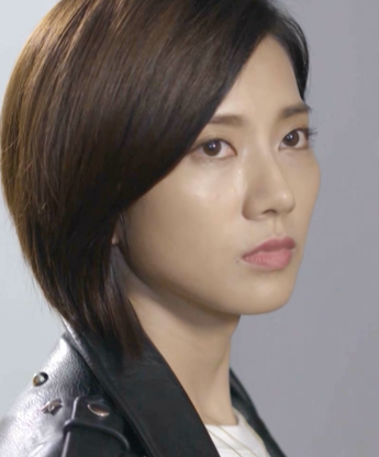 Bà trùm: Cặp song sinh hoán đổi và bánh xe số mệnh