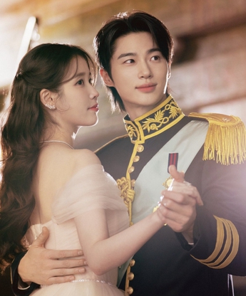 "Phu nhân đại quân thế kỷ 21" của IU và Byun Woo Seok tạo nên cơn sốt toàn cầu