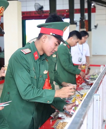 “Salad First”: Sôi nổi chuỗi trải nghiệm dinh dưỡng đột phá tại Trường Quân sự Quân khu 7