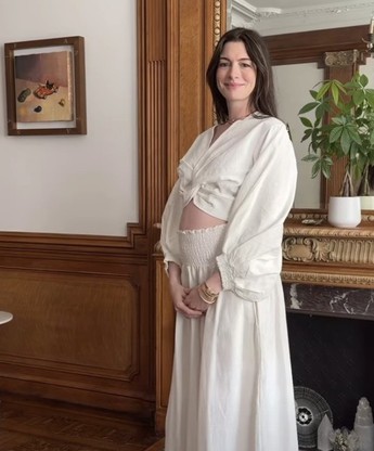 Anne Hathaway mang thai con thứ ba