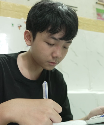 Mái ấm gia đình Việt: Duy Khương bật khóc trước cậu bé không biết cha là ai