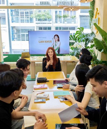 Lan Khuê cùng đại diện Google tham gia đào tạo cho team BTV Phan Trung Hậu