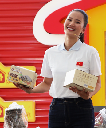 Mái ấm gia đình Việt: Hương Ly đỡ đầu các em nhỏ đến hết lớp 12