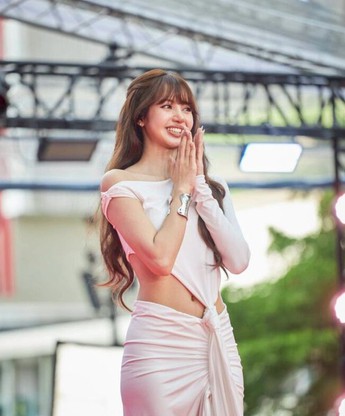 Lisa rạng rỡ trong ngày hội ngộ người hâm mộ Thái Lan
