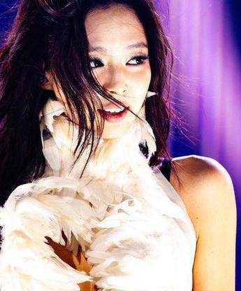 Jennie biểu diễn 18 ca khúc trên cương vị nghệ sĩ chính của Lollapalooza Chicago