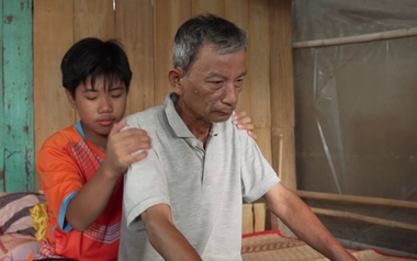 Cậu bé lo sợ mất người thân duy nhất | Mái ấm gia đình Việt
