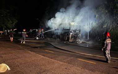Lào Cai: Xe khách bốc cháy trên Quốc lộ 4D, 20 hành khách an toàn