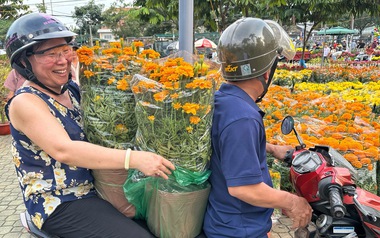 28 tết, người dân TP. Hồ Chí Minh đi chợ hoa tết cười tươi ưng ý: 'Khỏi phải trả giá, kỳ kèo…'