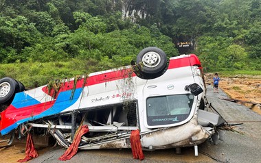 Lũ dữ cuồn cuộn trong đêm, xe khách 29 chỗ bị 'vò nát' giữa dòng nước xiết