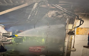 Hà Nội: Cháy trong chợ Mỹ Đình, cảnh sát chia 2 mũi tiến công "giặc lửa"