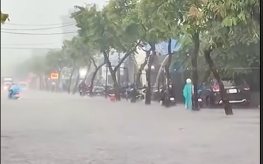 CSGT dùng xe đặc chủng giải cứu người dân khỏi rốn ngập ở TP. Hồ Chí Minh