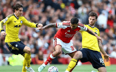 Arsenal ngược dòng đánh bại Leeds United 2-1