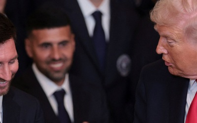 Messi gây sốt trong chuyến thăm Nhà Trắng, được Tổng thống Mỹ Donald Trump khen giỏi hơn… Pele