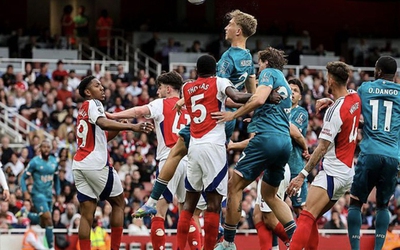 Arsenal tăng tốc đua vô địch