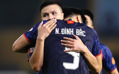 Đình Bắc ghi bàn trở lại ở V-League, HLV Kim Sang-sik và ông Polking cùng mừng lớn