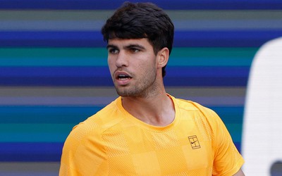 Carlos Alcaraz rút lui khỏi Wimbledon vì chấn thương cổ tay