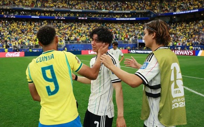 Matheus Cunha dỗ dành cầu thủ Nhật Bản khóc vì thua Brazil đầy tiếc nuối