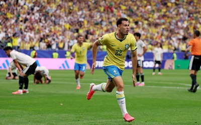 Brazil thắng nghẹt thở, Nhật Bản dừng bước