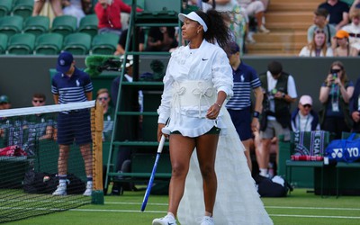 Naomi Osaka gây chú ý với trang phục mới, tiến vào vòng 3 Wimbledon