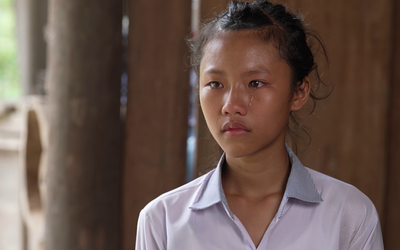 Mái ấm gia đình Việt: Bé gái mồ côi chỉ mong có tiền chữa mắt cho bà