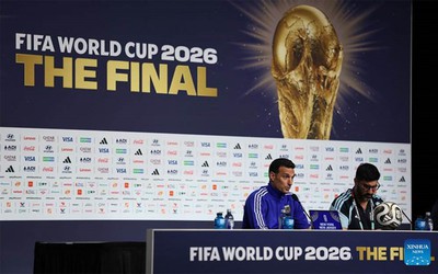 HLV Scaloni dành lời ngợi khen đặc biệt cho Luis de la Fuente trước chung kết World Cup