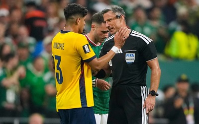 Vì sao FIFA mạnh tay với hành vi "che miệng" khi tranh cãi trên sân?