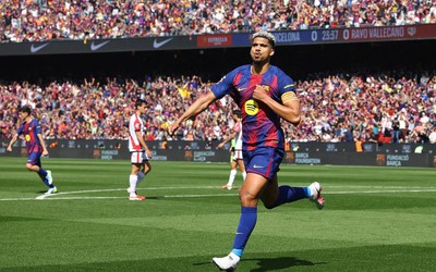Liverpool mượn Ronald Araujo từ Barcelona