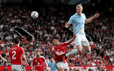 Man City thắng derby Manchester giữa tranh cãi VAR
