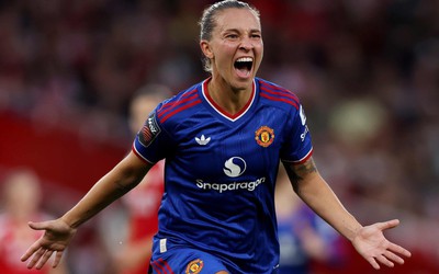 Holmberg cứu Arsenal ở phút bù giờ, Manchester United có điểm đầu tiên tại WSL