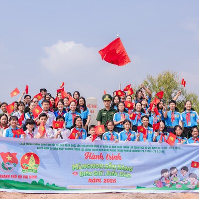 Thiếu nhi Thành phố về với vùng biên nhân mùa Xuân mới