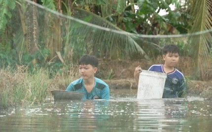 Cậu bé giấu nỗi buồn để vươn lên | Mái ấm gia đình Việt