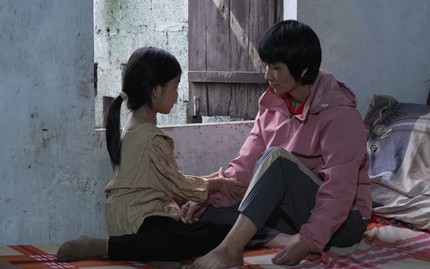 Mái ấm gia đình Việt: Cha mất vì đột tử, ba anh em bật khóc sợ mất mẹ