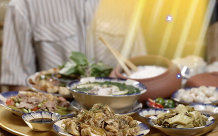 Vũ Thu Phương chiêu đãi "Quán ăn hạnh phúc" mâm cơm quê