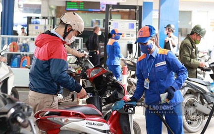 Giá xăng E10 tăng 1.065 đồng/lít từ 15 giờ ngày 8/10